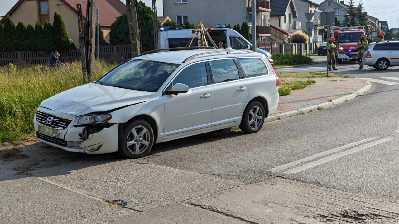 Kolizja na osiedlu Stacja! Służby ratunkowe na miejscu [24.05.2024] - zdjęcie #1 - eOstroleka.pl