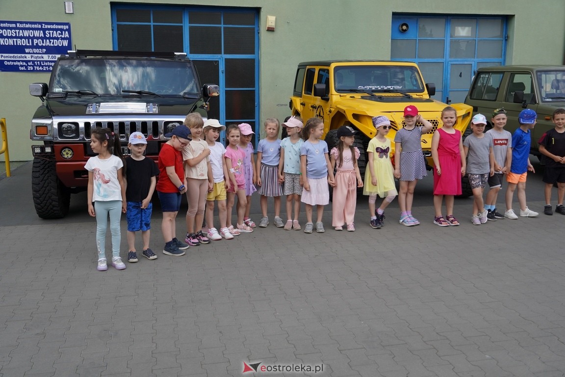 Dzień otwarty w ZSZ 1. Wystawa zabytkowej motoryzacji i pokaz aut luksusowych [24.05.2024] - zdjęcie #93 - eOstroleka.pl