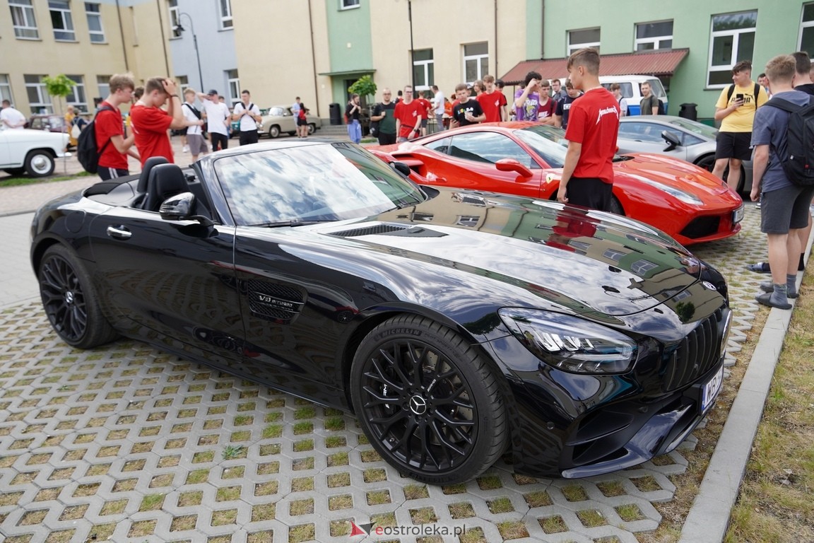Dzień otwarty w ZSZ 1. Wystawa zabytkowej motoryzacji i pokaz aut luksusowych [24.05.2024] - zdjęcie #86 - eOstroleka.pl