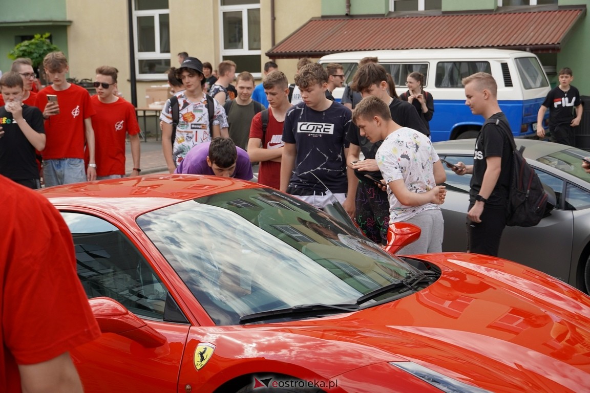 Dzień otwarty w ZSZ 1. Wystawa zabytkowej motoryzacji i pokaz aut luksusowych [24.05.2024] - zdjęcie #84 - eOstroleka.pl