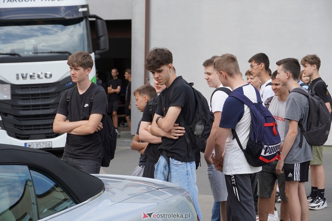 Dzień otwarty w ZSZ 1. Wystawa zabytkowej motoryzacji i pokaz aut luksusowych [24.05.2024] - zdjęcie #83 - eOstroleka.pl
