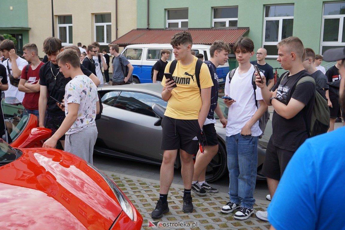 Dzień otwarty w ZSZ 1. Wystawa zabytkowej motoryzacji i pokaz aut luksusowych [24.05.2024] - zdjęcie #81 - eOstroleka.pl