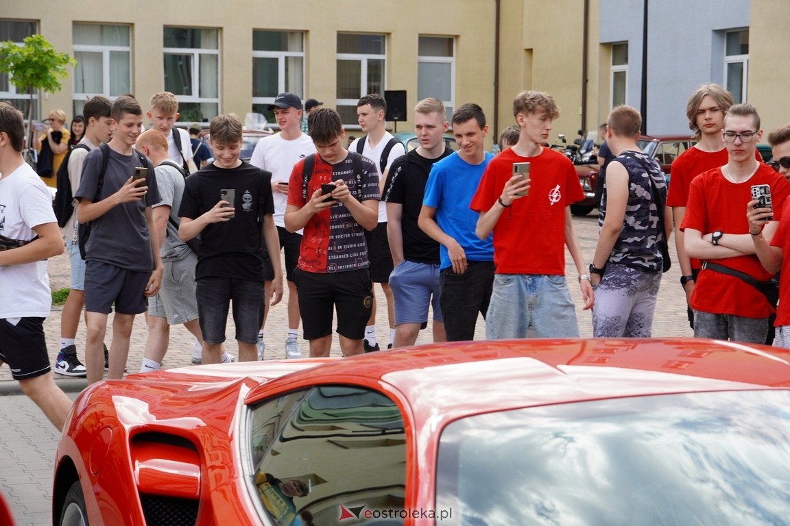 Dzień otwarty w ZSZ 1. Wystawa zabytkowej motoryzacji i pokaz aut luksusowych [24.05.2024] - zdjęcie #80 - eOstroleka.pl