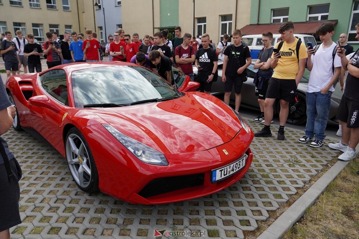 Dzień otwarty w ZSZ 1. Wystawa zabytkowej motoryzacji i pokaz aut luksusowych [24.05.2024] - zdjęcie #79 - eOstroleka.pl