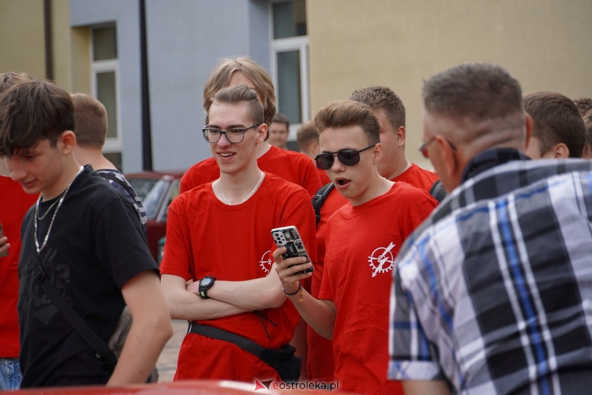 Dzień otwarty w ZSZ 1. Wystawa zabytkowej motoryzacji i pokaz aut luksusowych [24.05.2024] - zdjęcie #77 - eOstroleka.pl