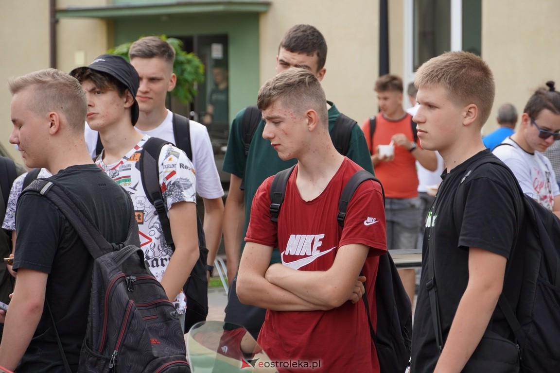 Dzień otwarty w ZSZ 1. Wystawa zabytkowej motoryzacji i pokaz aut luksusowych [24.05.2024] - zdjęcie #76 - eOstroleka.pl