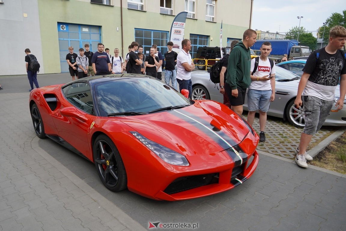 Dzień otwarty w ZSZ 1. Wystawa zabytkowej motoryzacji i pokaz aut luksusowych [24.05.2024] - zdjęcie #74 - eOstroleka.pl