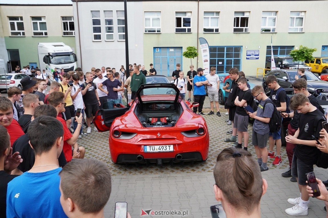 Dzień otwarty w ZSZ 1. Wystawa zabytkowej motoryzacji i pokaz aut luksusowych [24.05.2024] - zdjęcie #70 - eOstroleka.pl