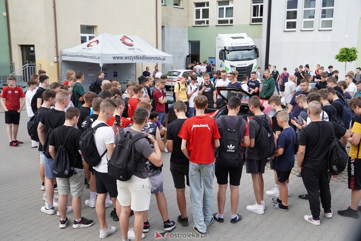 Dzień otwarty w ZSZ 1. Wystawa zabytkowej motoryzacji i pokaz aut luksusowych [24.05.2024] - zdjęcie #69 - eOstroleka.pl