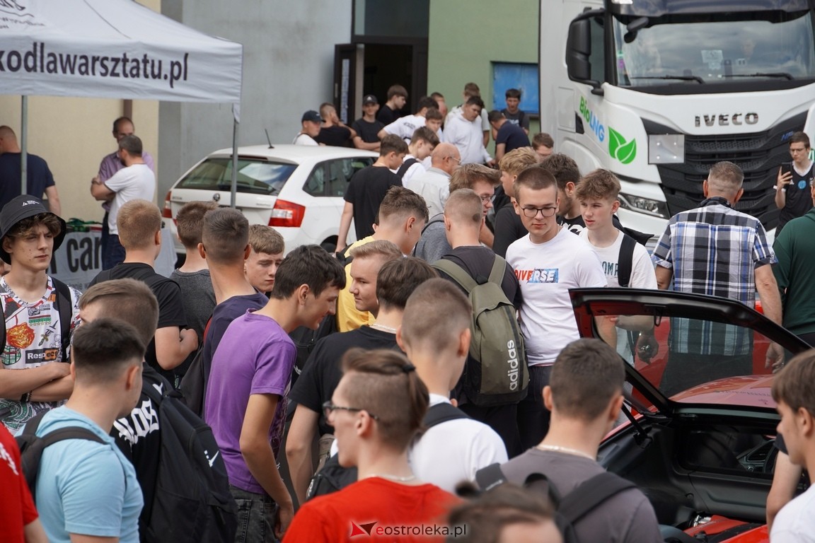 Dzień otwarty w ZSZ 1. Wystawa zabytkowej motoryzacji i pokaz aut luksusowych [24.05.2024] - zdjęcie #66 - eOstroleka.pl