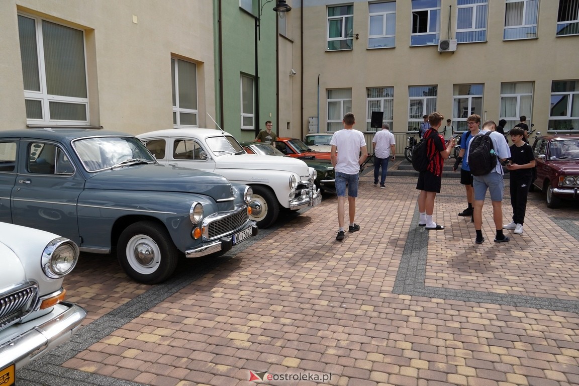 Dzień otwarty w ZSZ 1. Wystawa zabytkowej motoryzacji i pokaz aut luksusowych [24.05.2024] - zdjęcie #63 - eOstroleka.pl