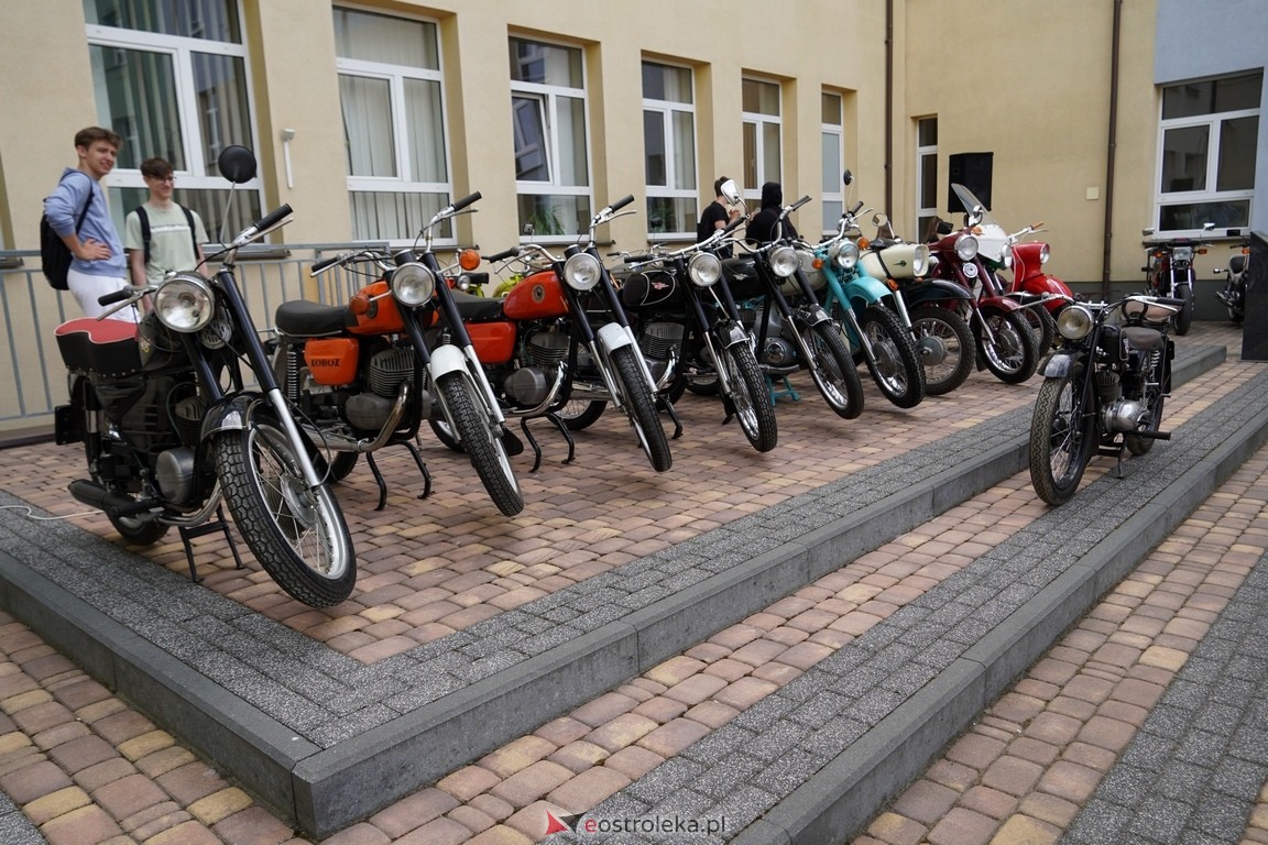 Dzień otwarty w ZSZ 1. Wystawa zabytkowej motoryzacji i pokaz aut luksusowych [24.05.2024] - zdjęcie #59 - eOstroleka.pl