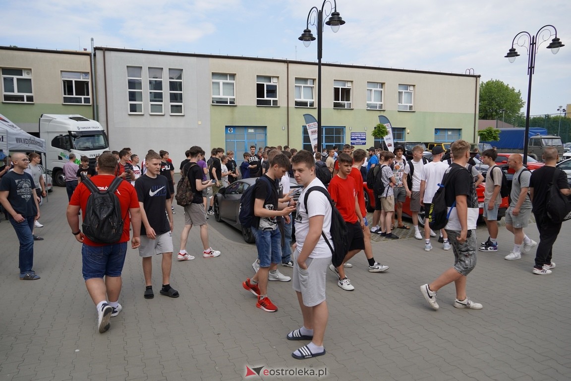 Dzień otwarty w ZSZ 1. Wystawa zabytkowej motoryzacji i pokaz aut luksusowych [24.05.2024] - zdjęcie #52 - eOstroleka.pl