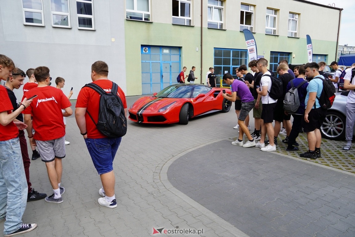 Dzień otwarty w ZSZ 1. Wystawa zabytkowej motoryzacji i pokaz aut luksusowych [24.05.2024] - zdjęcie #51 - eOstroleka.pl