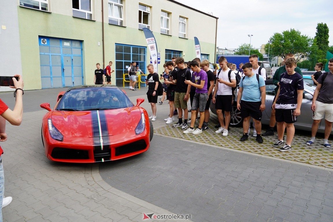 Dzień otwarty w ZSZ 1. Wystawa zabytkowej motoryzacji i pokaz aut luksusowych [24.05.2024] - zdjęcie #50 - eOstroleka.pl