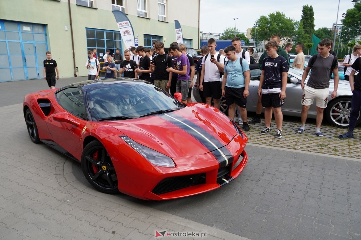 Dzień otwarty w ZSZ 1. Wystawa zabytkowej motoryzacji i pokaz aut luksusowych [24.05.2024] - zdjęcie #49 - eOstroleka.pl