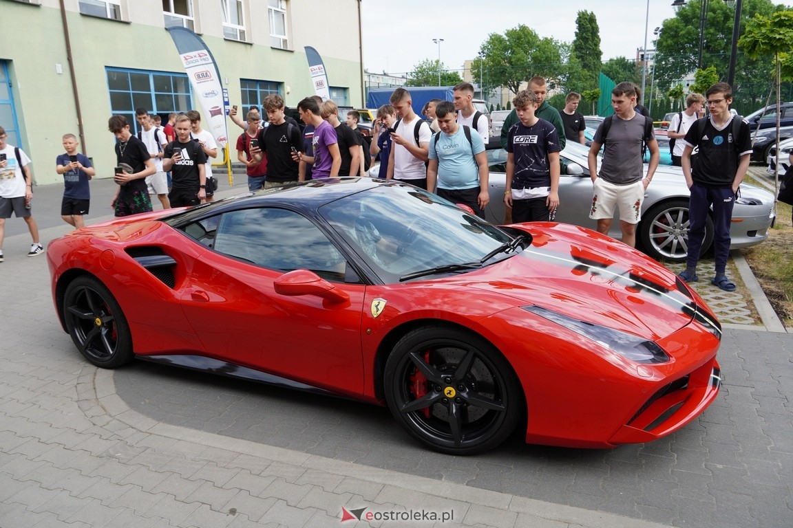 Dzień otwarty w ZSZ 1. Wystawa zabytkowej motoryzacji i pokaz aut luksusowych [24.05.2024] - zdjęcie #48 - eOstroleka.pl