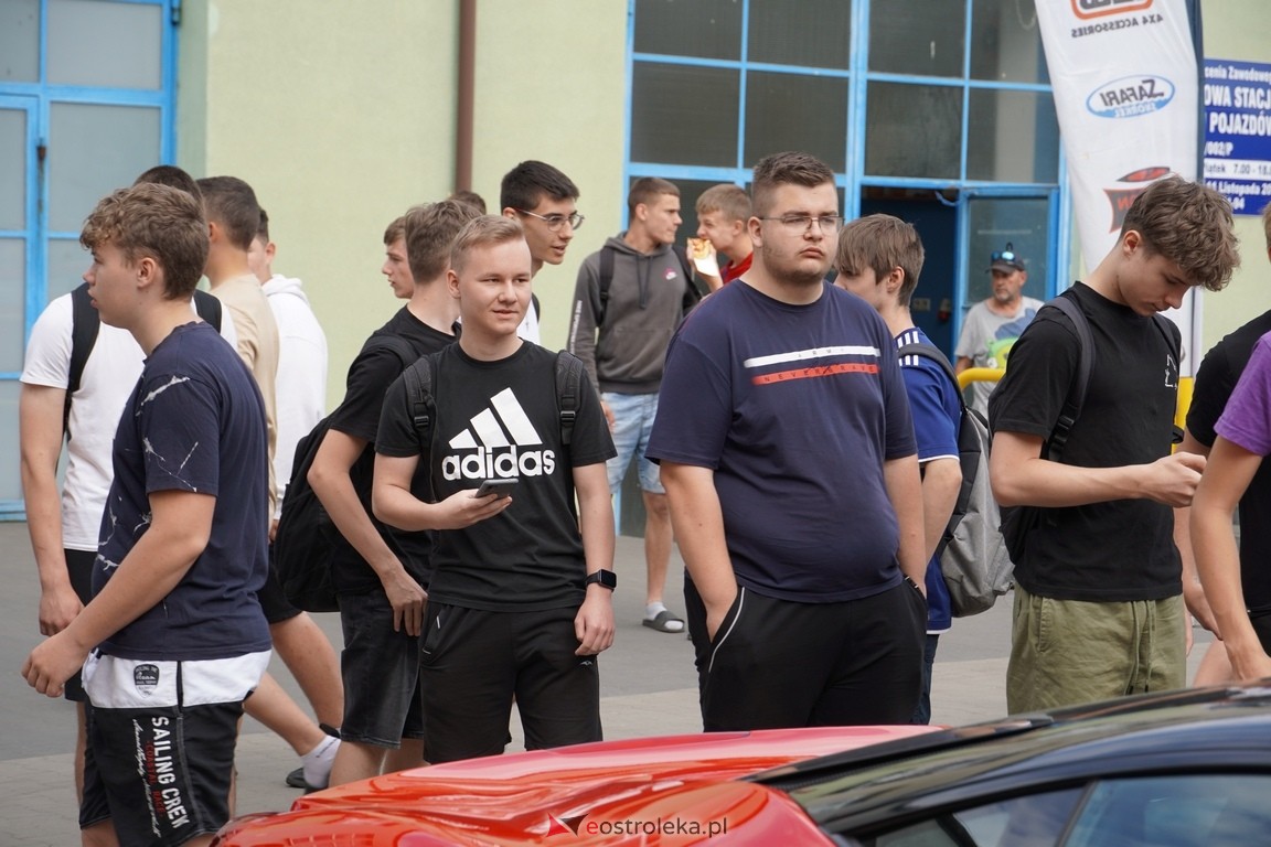 Dzień otwarty w ZSZ 1. Wystawa zabytkowej motoryzacji i pokaz aut luksusowych [24.05.2024] - zdjęcie #46 - eOstroleka.pl