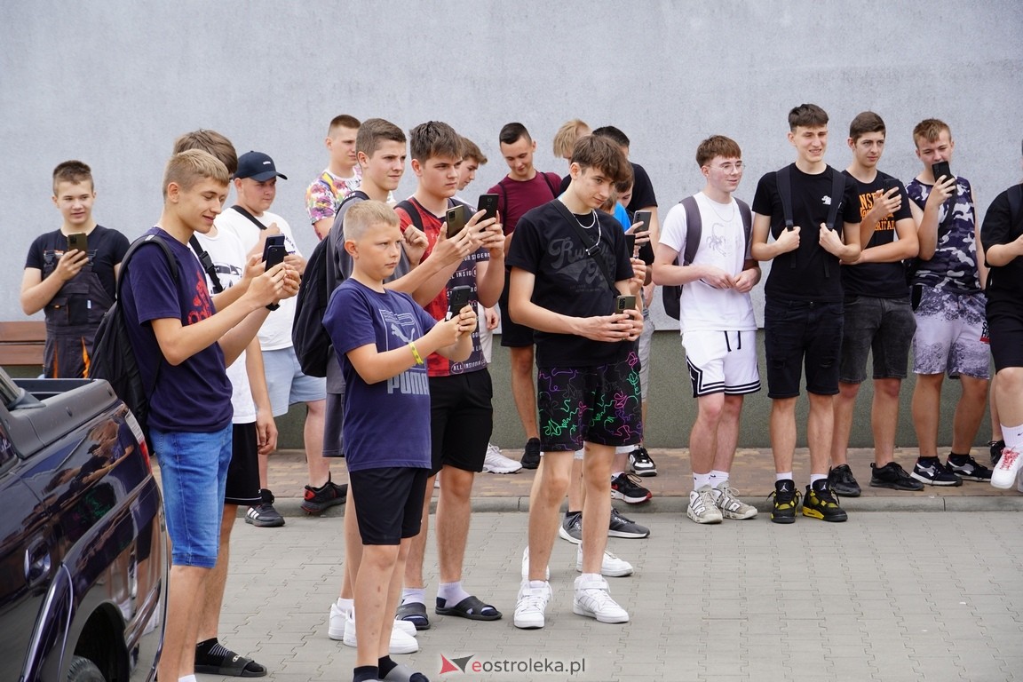 Dzień otwarty w ZSZ 1. Wystawa zabytkowej motoryzacji i pokaz aut luksusowych [24.05.2024] - zdjęcie #44 - eOstroleka.pl