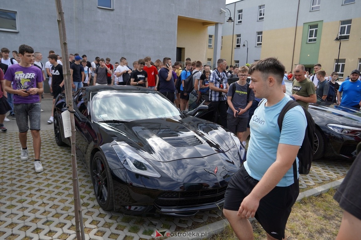 Dzień otwarty w ZSZ 1. Wystawa zabytkowej motoryzacji i pokaz aut luksusowych [24.05.2024] - zdjęcie #40 - eOstroleka.pl