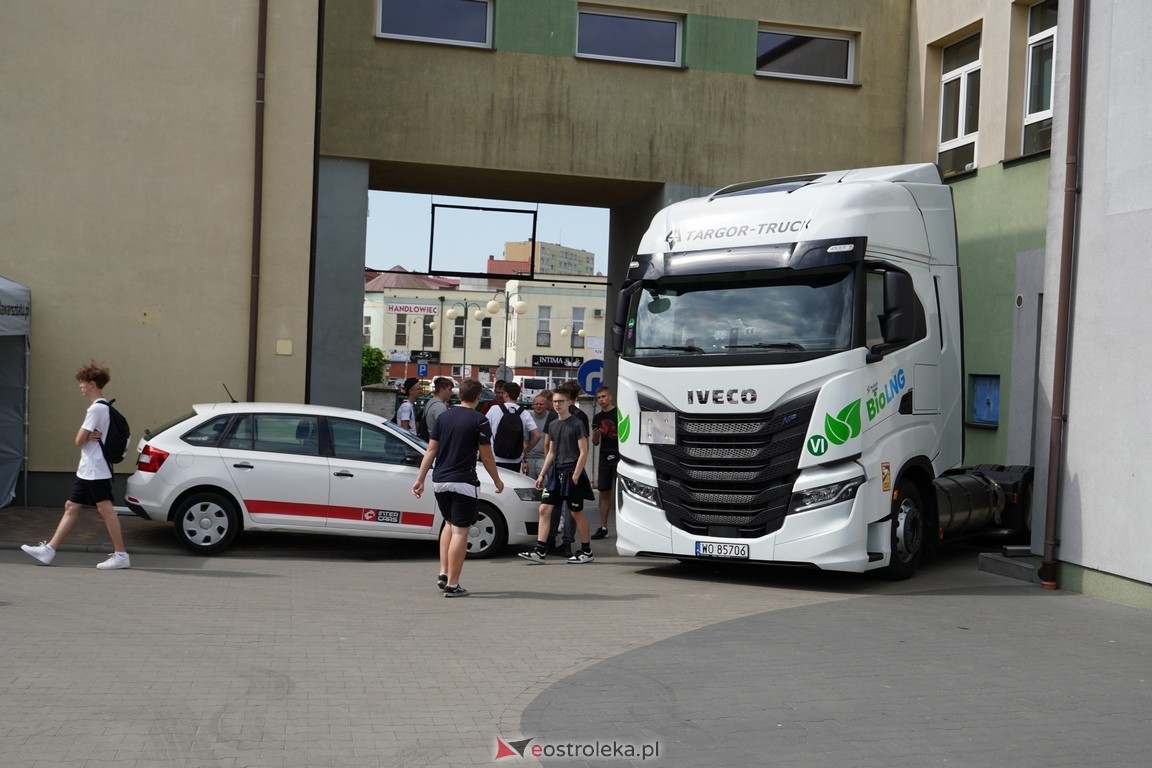 Dzień otwarty w ZSZ 1. Wystawa zabytkowej motoryzacji i pokaz aut luksusowych [24.05.2024] - zdjęcie #39 - eOstroleka.pl