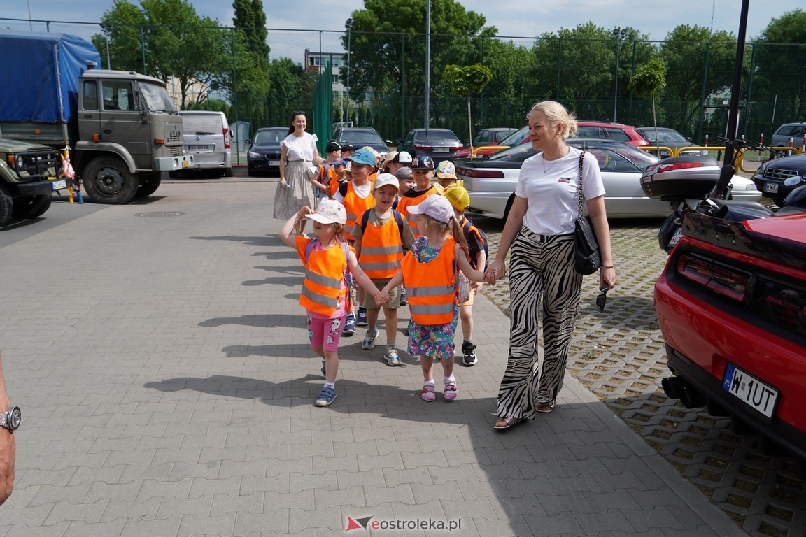 Dzień otwarty w ZSZ 1. Wystawa zabytkowej motoryzacji i pokaz aut luksusowych [24.05.2024] - zdjęcie #38 - eOstroleka.pl