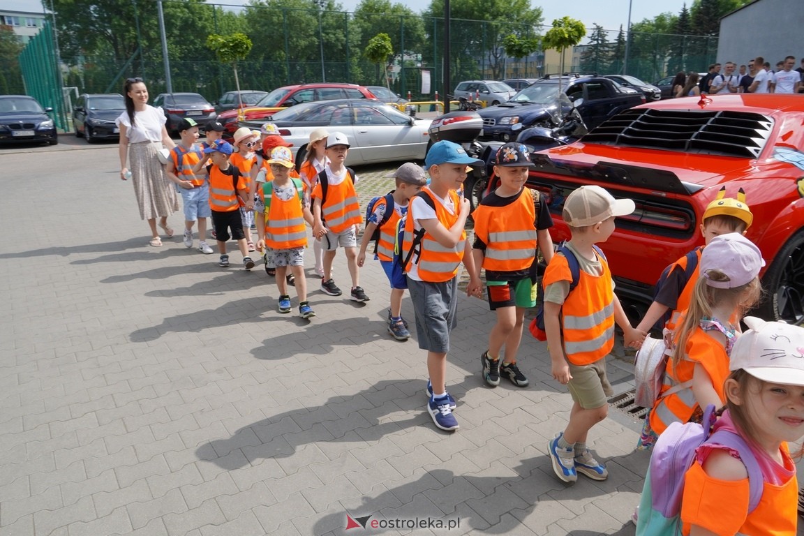 Dzień otwarty w ZSZ 1. Wystawa zabytkowej motoryzacji i pokaz aut luksusowych [24.05.2024] - zdjęcie #36 - eOstroleka.pl
