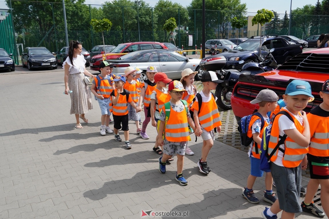 Dzień otwarty w ZSZ 1. Wystawa zabytkowej motoryzacji i pokaz aut luksusowych [24.05.2024] - zdjęcie #35 - eOstroleka.pl