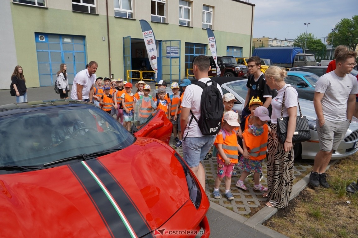 Dzień otwarty w ZSZ 1. Wystawa zabytkowej motoryzacji i pokaz aut luksusowych [24.05.2024] - zdjęcie #33 - eOstroleka.pl