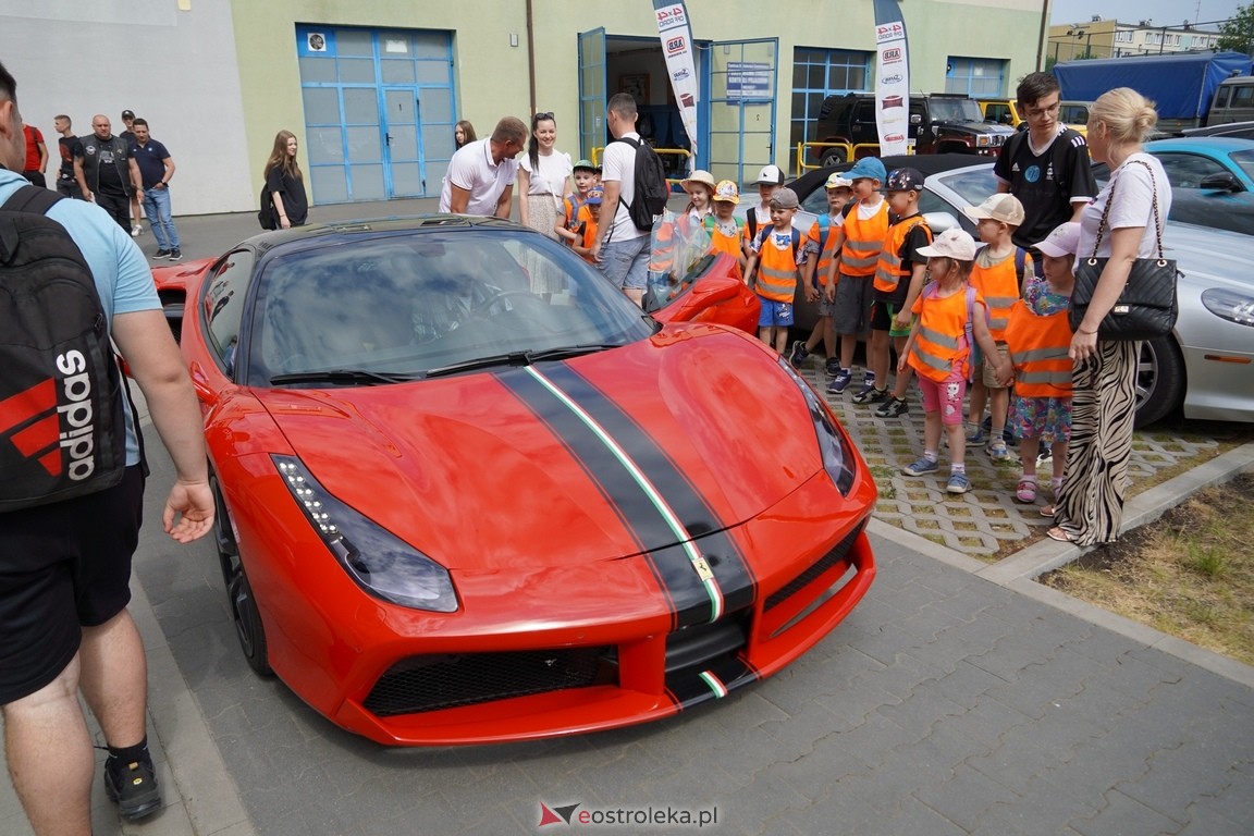 Dzień otwarty w ZSZ 1. Wystawa zabytkowej motoryzacji i pokaz aut luksusowych [24.05.2024] - zdjęcie #32 - eOstroleka.pl