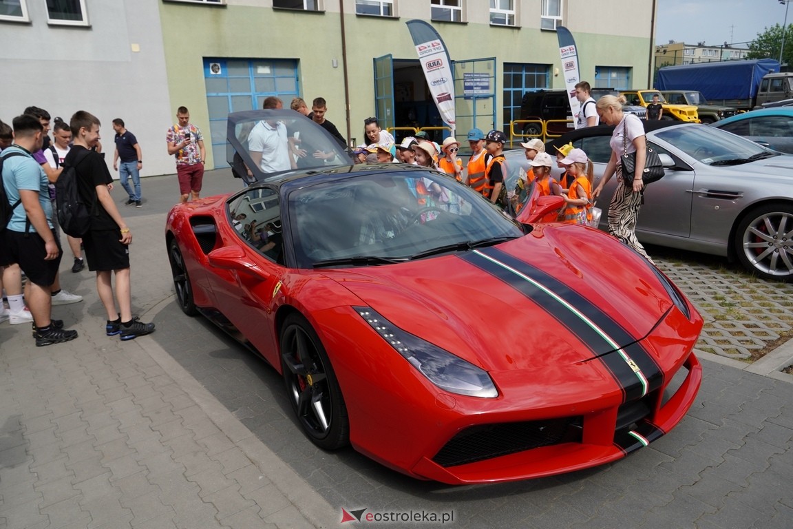 Dzień otwarty w ZSZ 1. Wystawa zabytkowej motoryzacji i pokaz aut luksusowych [24.05.2024] - zdjęcie #29 - eOstroleka.pl
