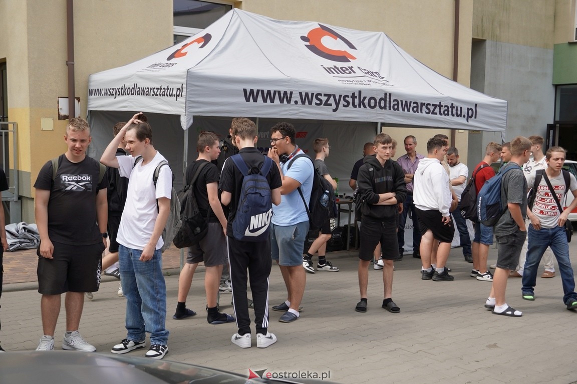 Dzień otwarty w ZSZ 1. Wystawa zabytkowej motoryzacji i pokaz aut luksusowych [24.05.2024] - zdjęcie #28 - eOstroleka.pl