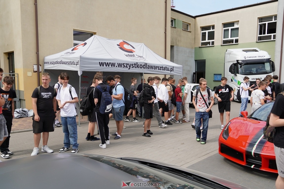 Dzień otwarty w ZSZ 1. Wystawa zabytkowej motoryzacji i pokaz aut luksusowych [24.05.2024] - zdjęcie #27 - eOstroleka.pl