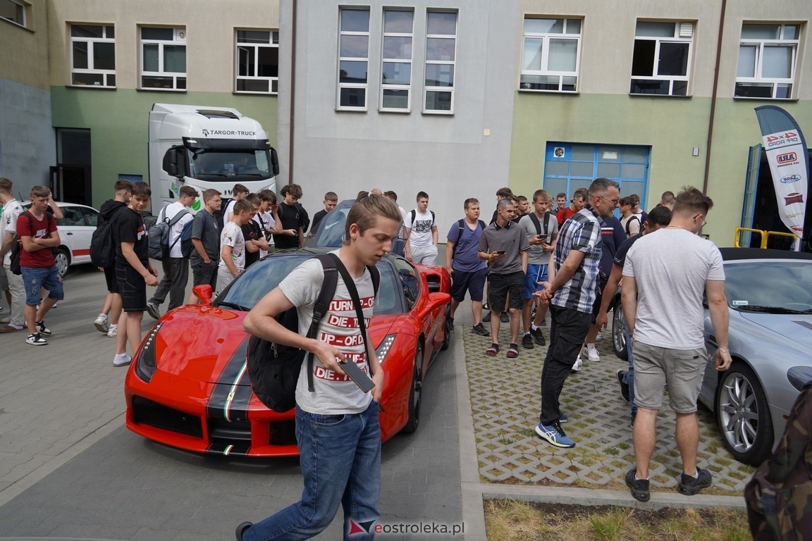 Dzień otwarty w ZSZ 1. Wystawa zabytkowej motoryzacji i pokaz aut luksusowych [24.05.2024] - zdjęcie #26 - eOstroleka.pl