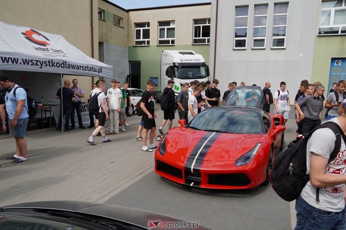 Dzień otwarty w ZSZ 1. Wystawa zabytkowej motoryzacji i pokaz aut luksusowych [24.05.2024] - zdjęcie #25 - eOstroleka.pl