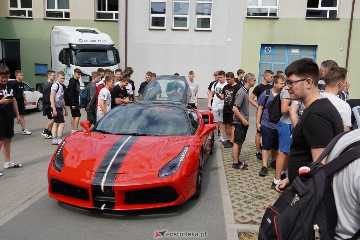 Dzień otwarty w ZSZ 1. Wystawa zabytkowej motoryzacji i pokaz aut luksusowych [24.05.2024] - zdjęcie #24 - eOstroleka.pl