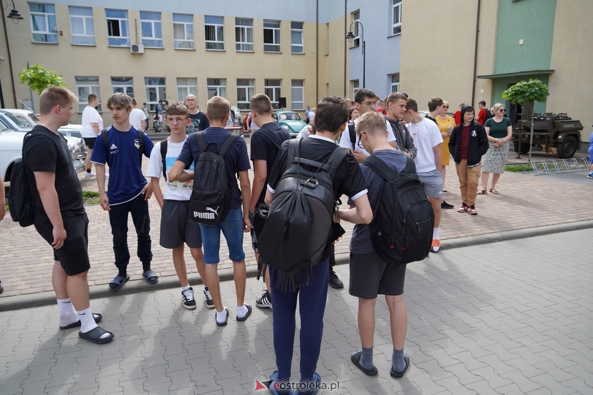 Dzień otwarty w ZSZ 1. Wystawa zabytkowej motoryzacji i pokaz aut luksusowych [24.05.2024] - zdjęcie #23 - eOstroleka.pl