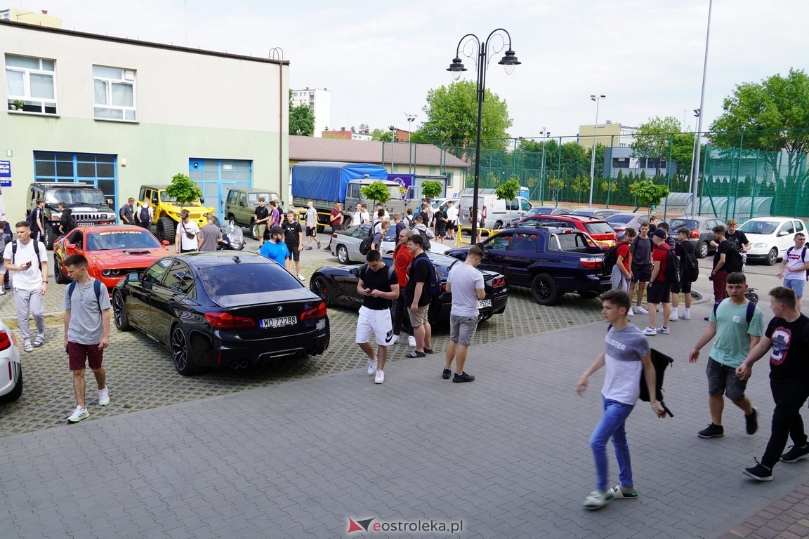 Dzień otwarty w ZSZ 1. Wystawa zabytkowej motoryzacji i pokaz aut luksusowych [24.05.2024] - zdjęcie #20 - eOstroleka.pl