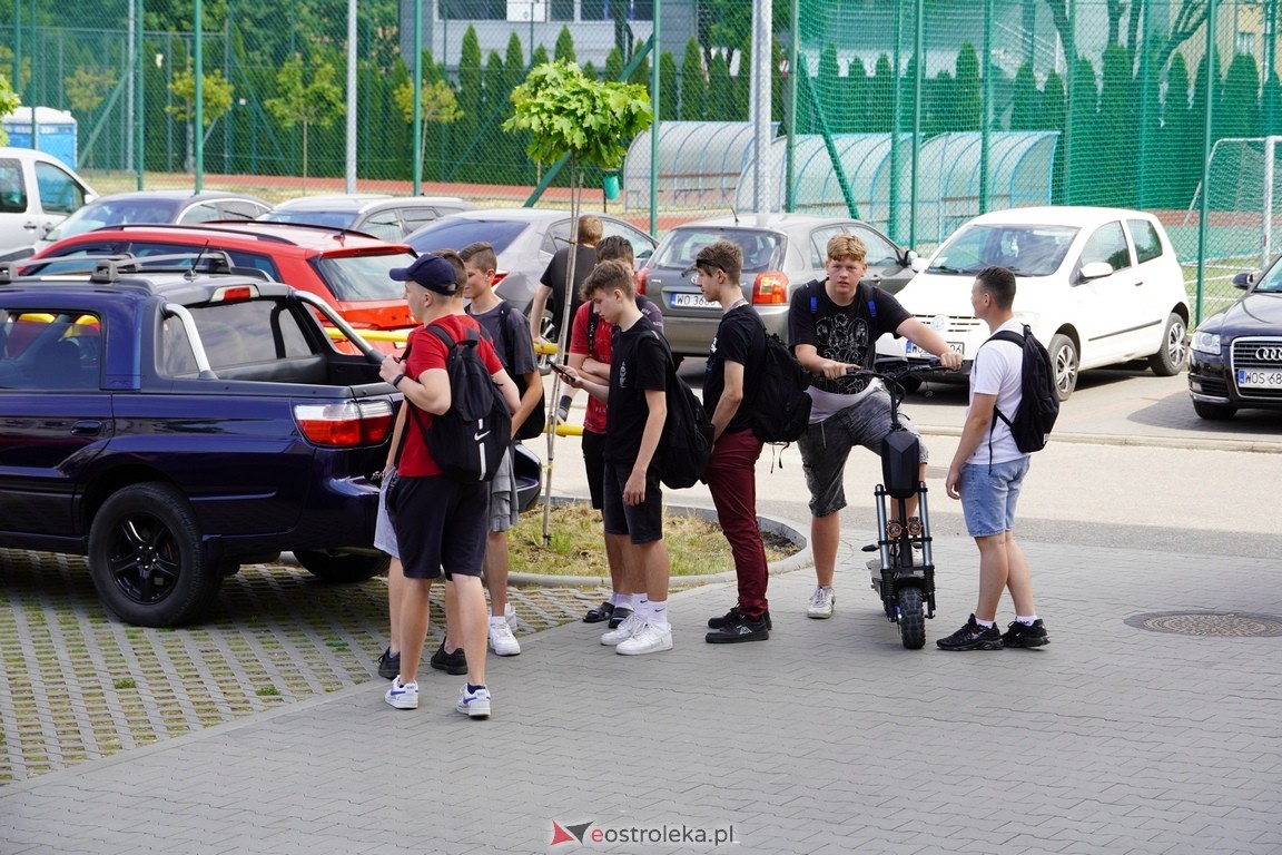 Dzień otwarty w ZSZ 1. Wystawa zabytkowej motoryzacji i pokaz aut luksusowych [24.05.2024] - zdjęcie #19 - eOstroleka.pl