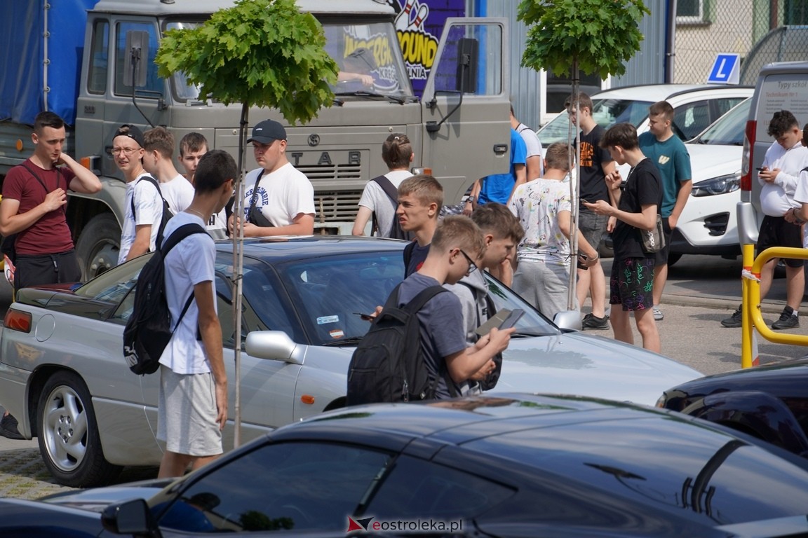Dzień otwarty w ZSZ 1. Wystawa zabytkowej motoryzacji i pokaz aut luksusowych [24.05.2024] - zdjęcie #18 - eOstroleka.pl