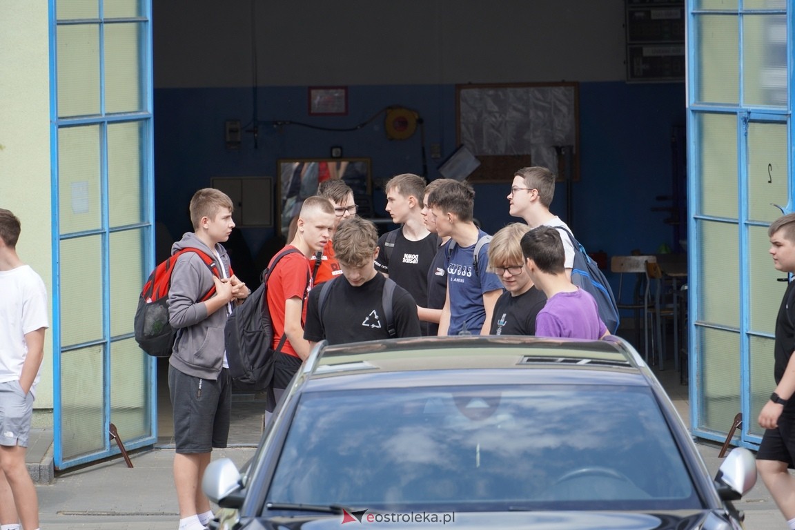 Dzień otwarty w ZSZ 1. Wystawa zabytkowej motoryzacji i pokaz aut luksusowych [24.05.2024] - zdjęcie #17 - eOstroleka.pl