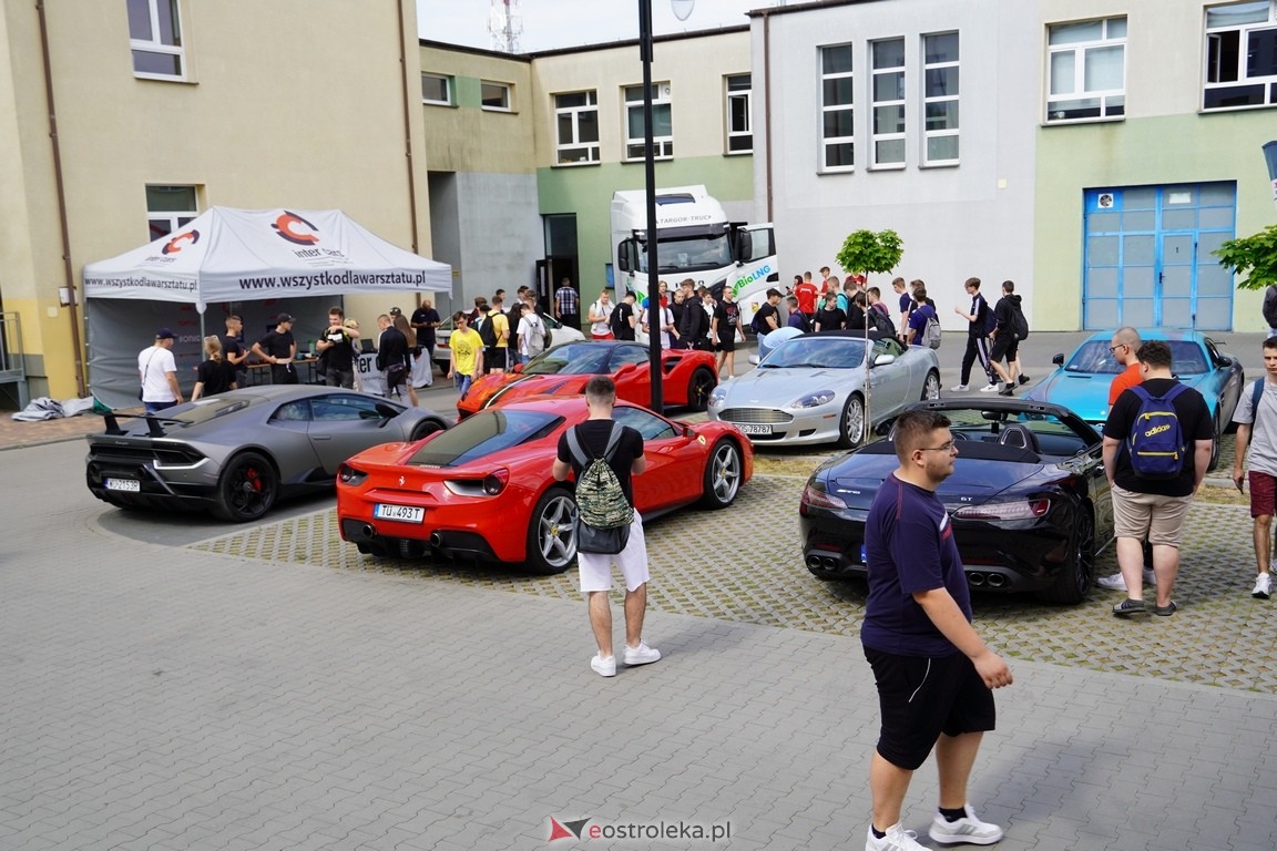 Dzień otwarty w ZSZ 1. Wystawa zabytkowej motoryzacji i pokaz aut luksusowych [24.05.2024] - zdjęcie #16 - eOstroleka.pl
