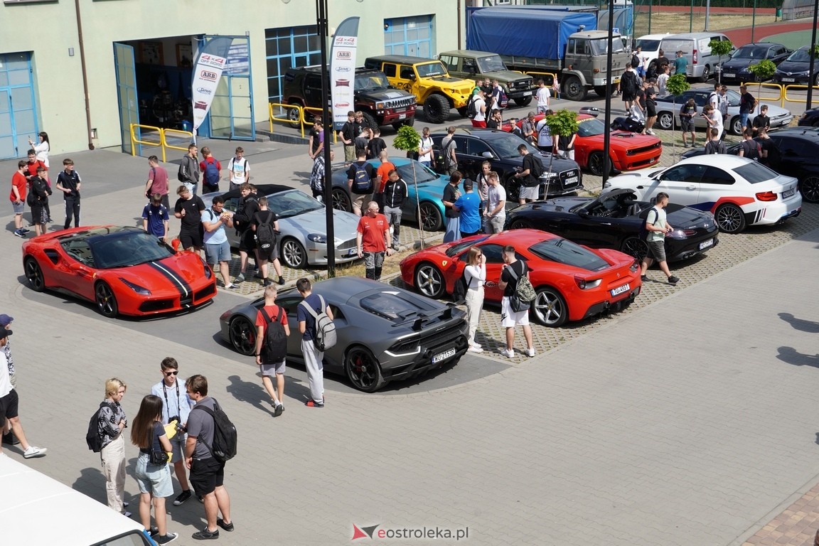 Dzień otwarty w ZSZ 1. Wystawa zabytkowej motoryzacji i pokaz aut luksusowych [24.05.2024] - zdjęcie #15 - eOstroleka.pl
