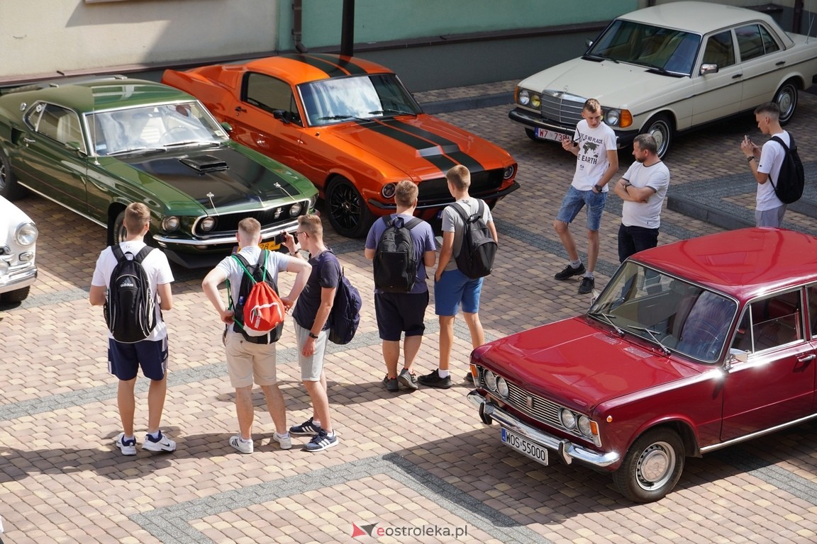 Dzień otwarty w ZSZ 1. Wystawa zabytkowej motoryzacji i pokaz aut luksusowych [24.05.2024] - zdjęcie #14 - eOstroleka.pl