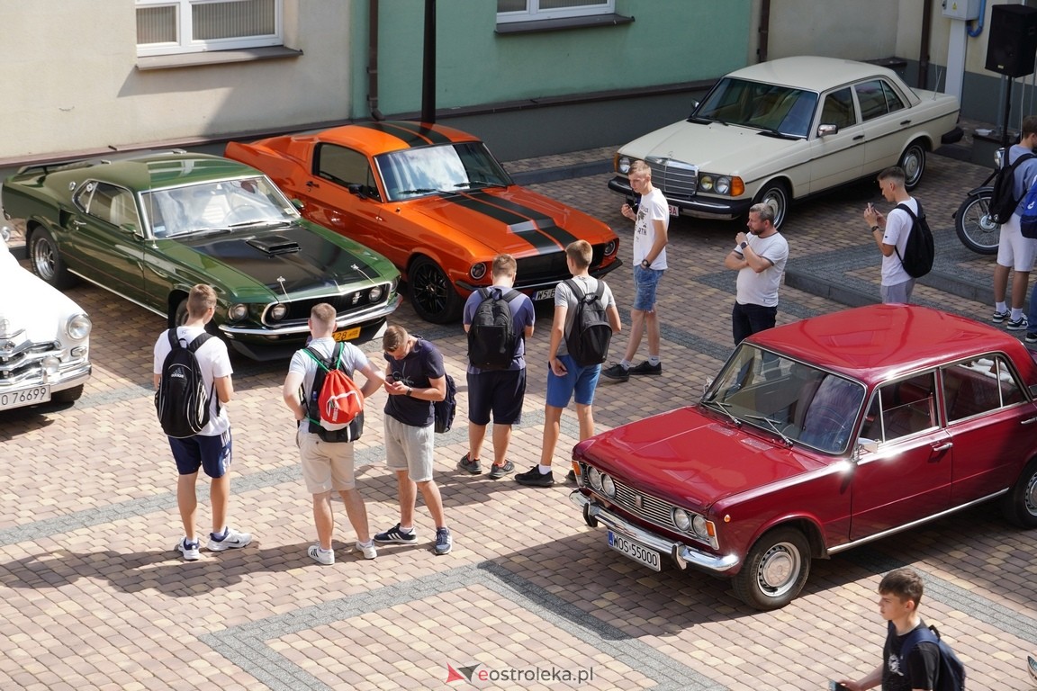 Dzień otwarty w ZSZ 1. Wystawa zabytkowej motoryzacji i pokaz aut luksusowych [24.05.2024] - zdjęcie #13 - eOstroleka.pl