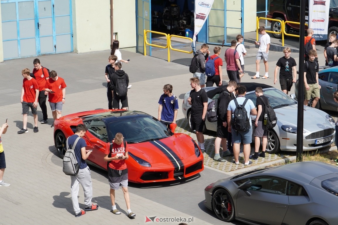 Dzień otwarty w ZSZ 1. Wystawa zabytkowej motoryzacji i pokaz aut luksusowych [24.05.2024] - zdjęcie #12 - eOstroleka.pl