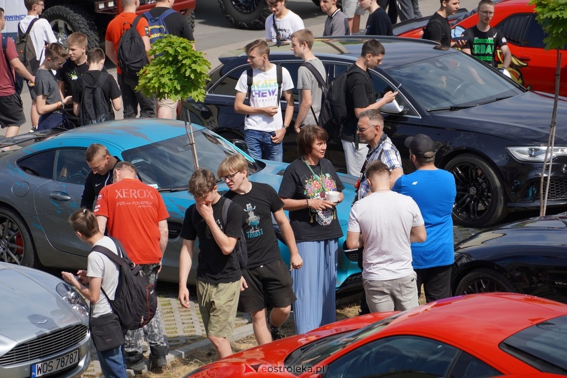 Dzień otwarty w ZSZ 1. Wystawa zabytkowej motoryzacji i pokaz aut luksusowych [24.05.2024] - zdjęcie #10 - eOstroleka.pl