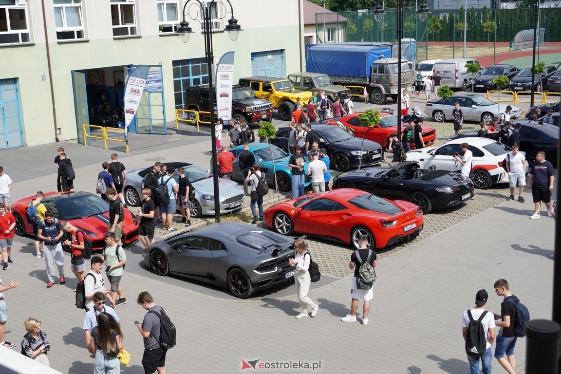 Dzień otwarty w ZSZ 1. Wystawa zabytkowej motoryzacji i pokaz aut luksusowych [24.05.2024] - zdjęcie #9 - eOstroleka.pl