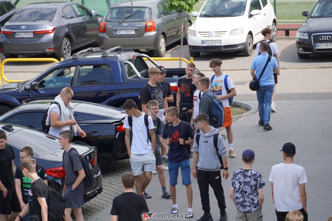 Dzień otwarty w ZSZ 1. Wystawa zabytkowej motoryzacji i pokaz aut luksusowych [24.05.2024] - zdjęcie #8 - eOstroleka.pl