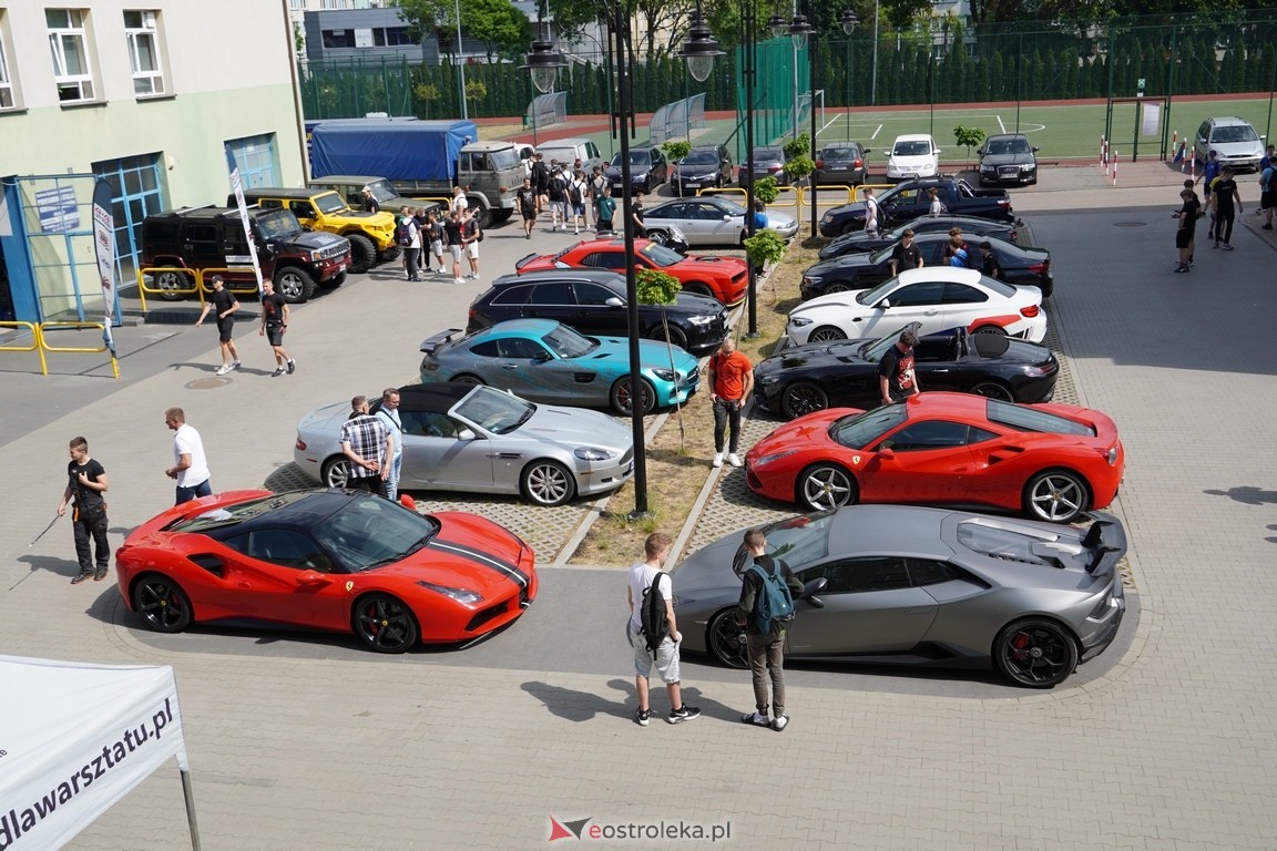 Dzień otwarty w ZSZ 1. Wystawa zabytkowej motoryzacji i pokaz aut luksusowych [24.05.2024] - zdjęcie #7 - eOstroleka.pl